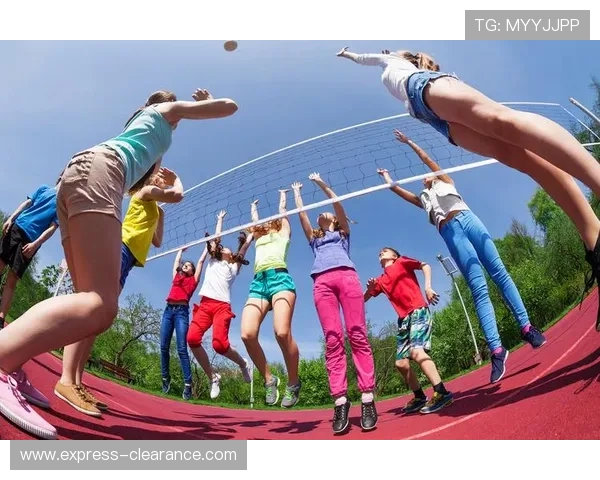 奥科吉倒地拒绝邓罗援手展现坚韧对抗精神场上如敌人